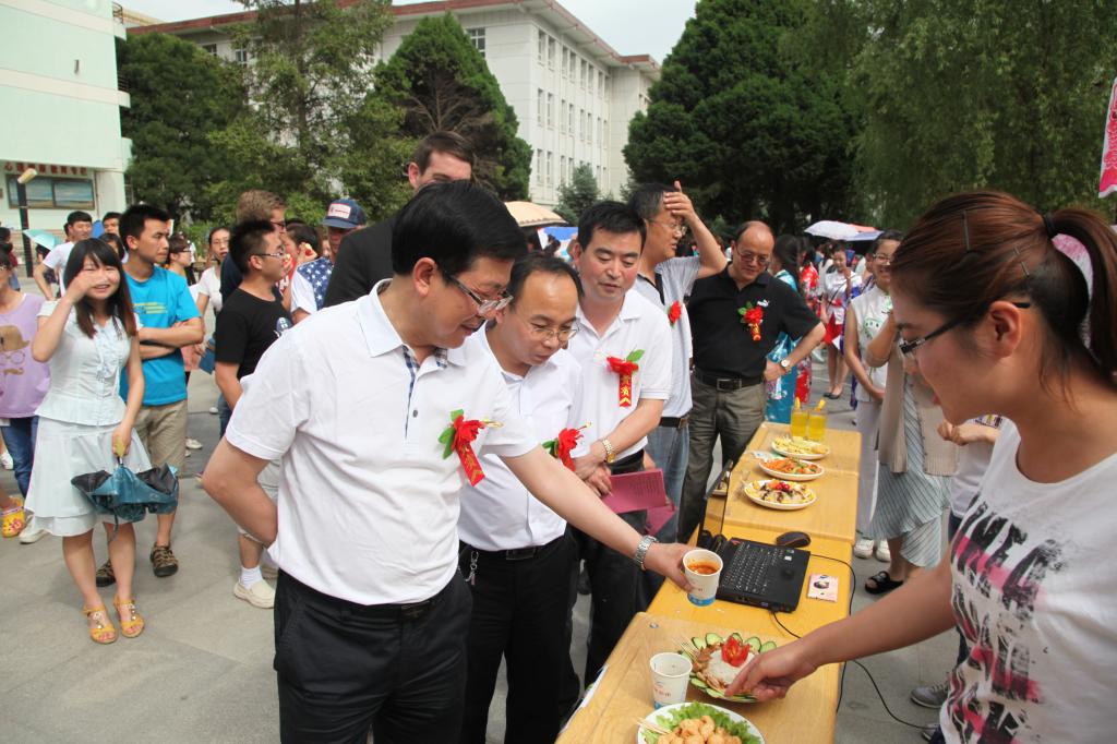 田伏虎副书记等品尝各文化展区的特色美食